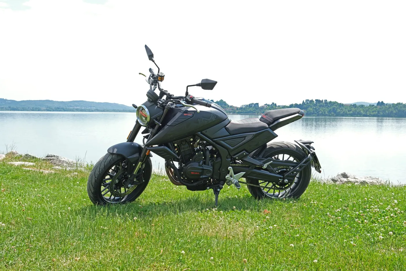 SWM naked motorkerékpár a tó partján