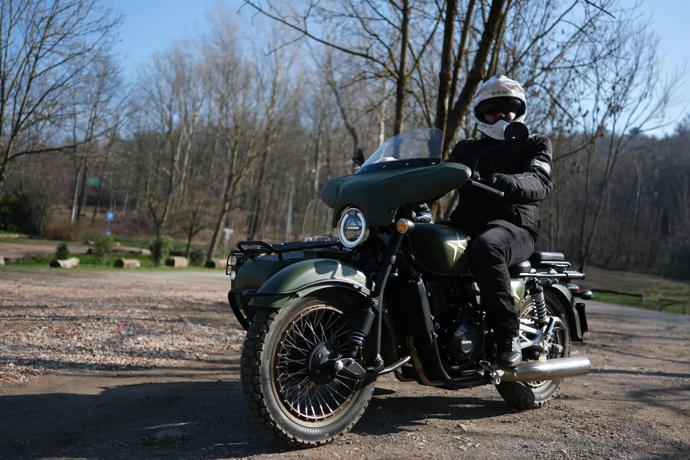 SWM oldalkocsis motorkerékpár és vezetője