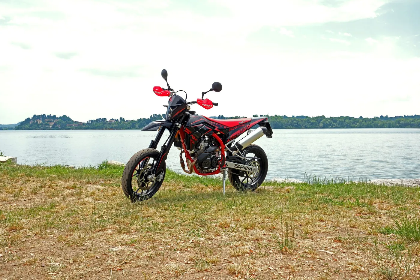 Tó partján parkoló SWM supermoto motorkerékpár